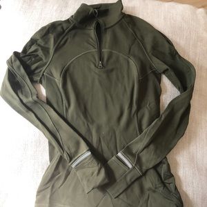 Lululemon dark green half zip, like new